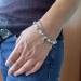 MARTIN1985 Modisches Kreuzanhänger Armband Damen mit Edelstahl- und weißen Katzenaugenperlen Geschenkverpackung