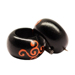 Schwarzer Holzohrstecker mit Ornamenten in orange